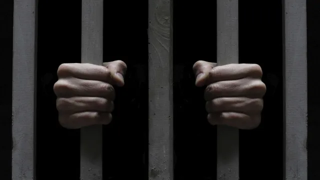
                    Mãe é presa suspeita de tentar matar a filha de 4 anos durante 