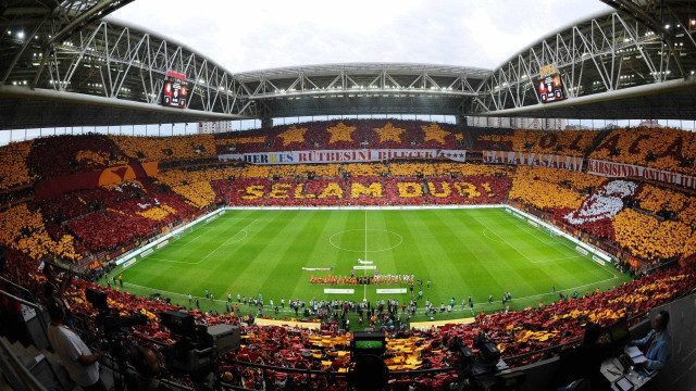 Por Fair Play Financeiro, Galatasaray é banido de torneios por um ano