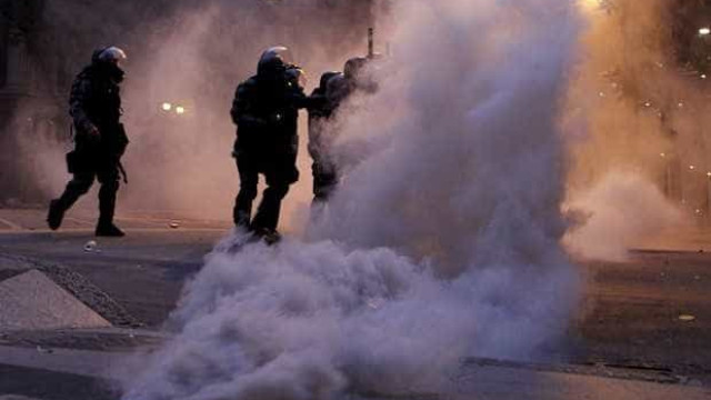 Guardas civis são forçados a respirar gás lacrimogêneo durante curso em GO