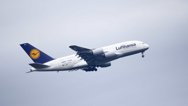 Casal é detido por ter relações sexuais em voo da companhia Lufthansa