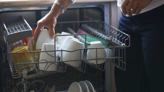 Descubra dez coisas que não devem ser colocadas na máquina de lavar louça