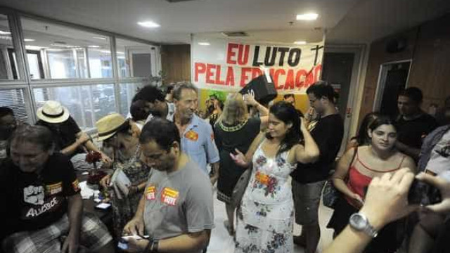 Servidores ocupam secretaria no Rio para exigir salários e pensões