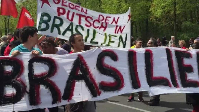 Brasileiros fazem protesto contra 'golpe' na Alemanha. Veja!