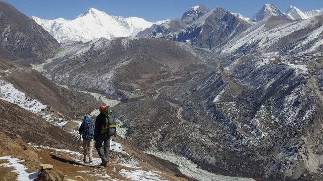 Após tragédias, alpinistas tentam chegar ao pico do Everest