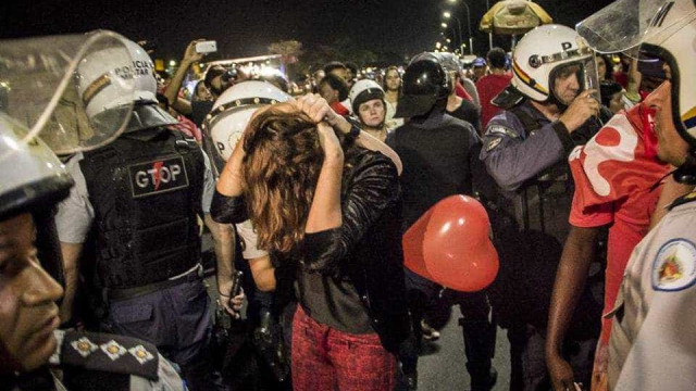 Mulheres passam mal com bombas de gás lançadas pela Polícia