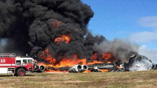 Avião militar cai e explode em base aérea dos EUA
