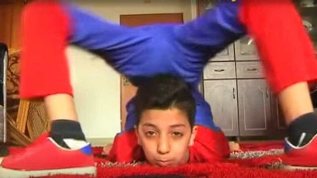 Conheça Mohamad, o menino 'Homem Aranha'