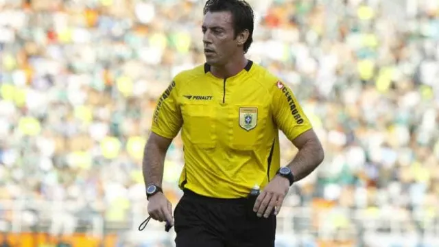 
                    CBF defende árbitro Raphael Claus, chamado de 'suspeito' por Trump
                