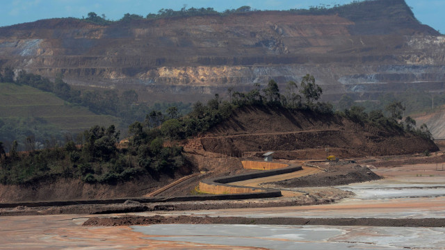 Dique construído pela Samarco para conter lama extrapola prazo