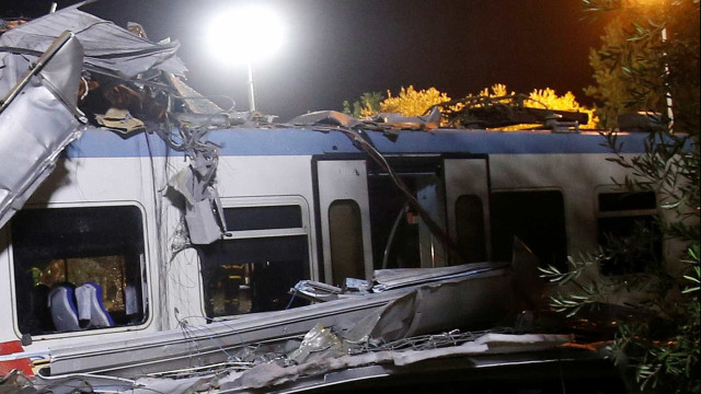 Colisão de trens no leste da Índia deixa ao menos 15 mortos