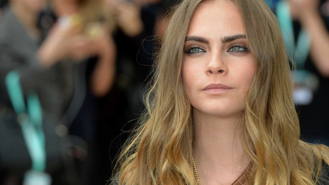 Cara Delevigne aparece nua em nova selfie: "Fim de semana preguiçoso" 