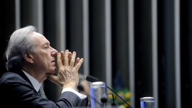 OAB quer que Lewandowski obrigue governo a comprar vacinas aprovadas no exterior