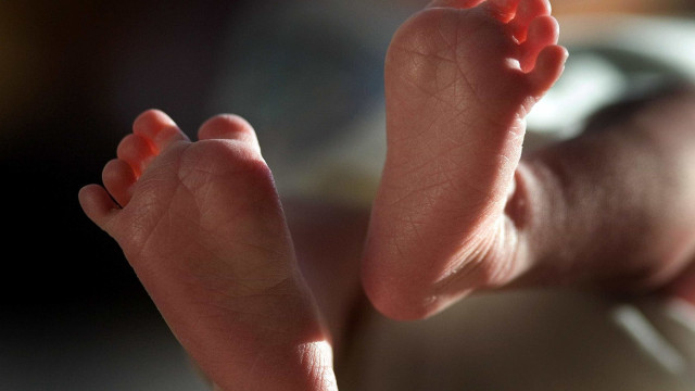 Bebê morre após médicos lhe darem gás hilariante ao invés de oxigênio
