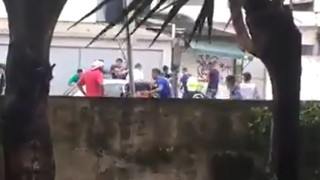 Homem é espancado durante briga 
de torcidas em Recife; vídeo