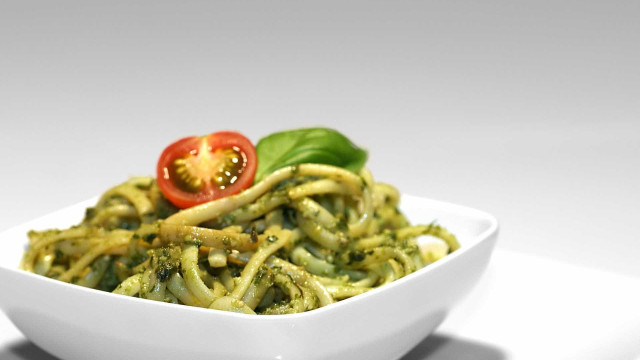 Simples e delicioso: aprenda a fazer 
Espaguete ao Molho Pesto