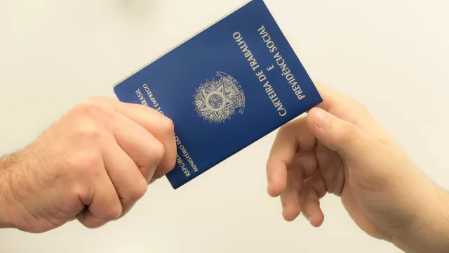 
                    Taxa de desemprego no Brasil cai para 5,6% no trimestre encerrado em maio, aponta IBGE
                