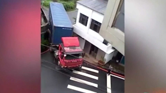 Motorista de caminhão faz manobra impossível e vídeo viraliza