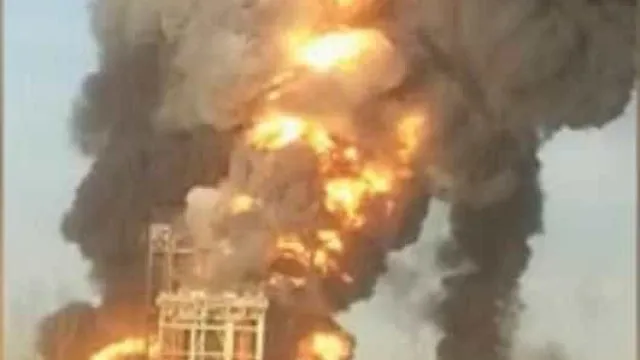 
                    Principal refinaria do Bahrein pega fogo após ataque do Irã
                