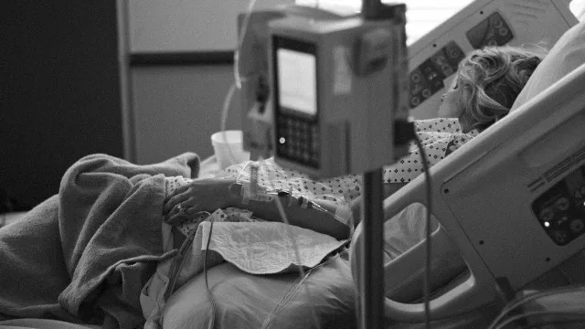 
                    Mulher morre após ficar com intestino perfurado em colonoscopia em SP
                