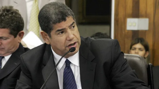 
                    Polícia apreende R$ 740 mil em imóvel de assessor ligado a Milton Leite
                