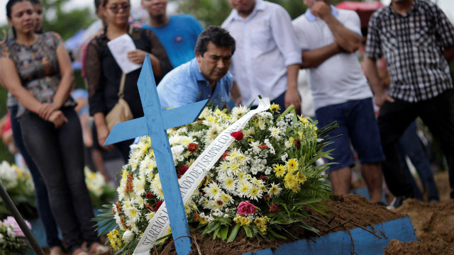 Vítimas de massacre em Manaus
 começam a ser sepultadas