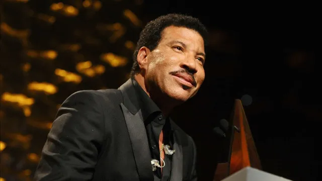 
                    Lionel Richie passa mal, interrompe show e preocupa fãs na estreia de nova turnê nos EUA
                