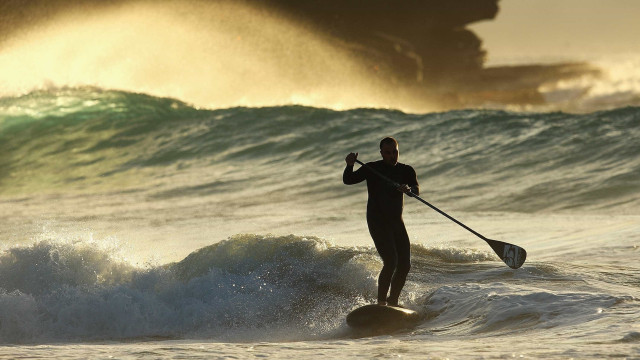 Homem é resgatado 7 km mar adentro com stand-up paddle em PE