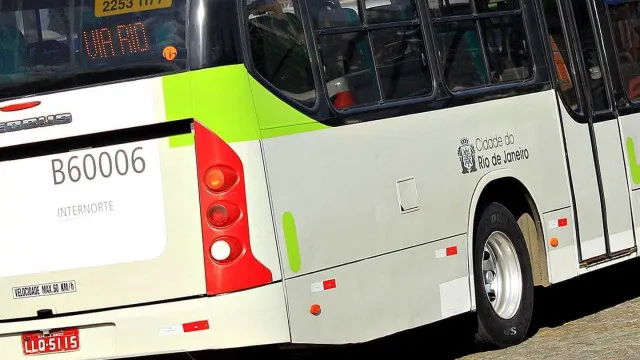 
                    Ônibus são sequestrados e usados como barricadas em ruas do RJ após operação policial
                