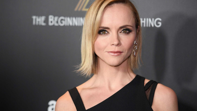 Grávida, Christina Ricci se casa com hairstylist meses após seu divórcio