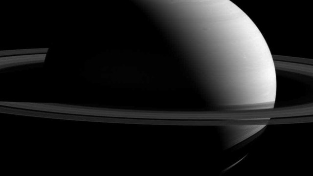 Sonda Cassini capta super close 
dos anéis de Saturno; veja