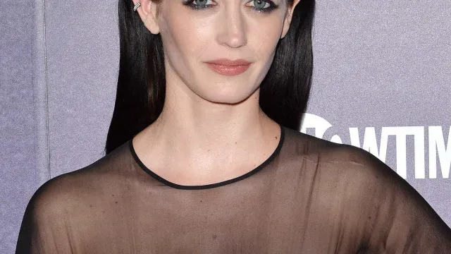 
                    Eva Green é hospitalizada após lesionar perna durante gravação de 'Wandinha'
                