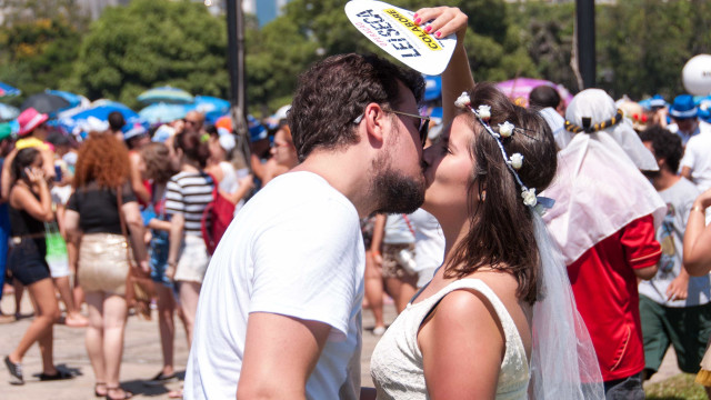 Médico diz como doença do beijo pode ser evitada no carnaval