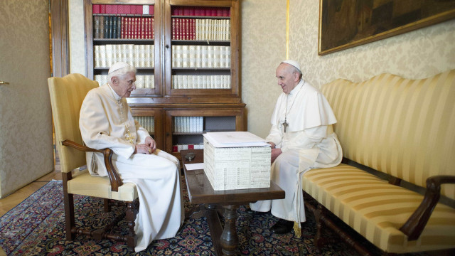 Papa Bento XVI está consciente e estável, mas quadro segue grave, diz Vaticano