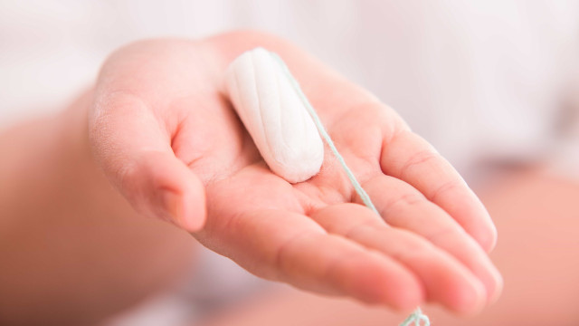 Mulheres trocam absorventes descartáveis por itens ecologicamente corretos