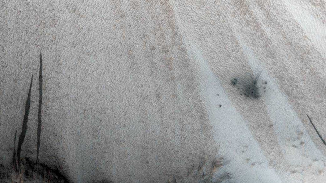 Nasa capta nova cratera de poeira em Marte