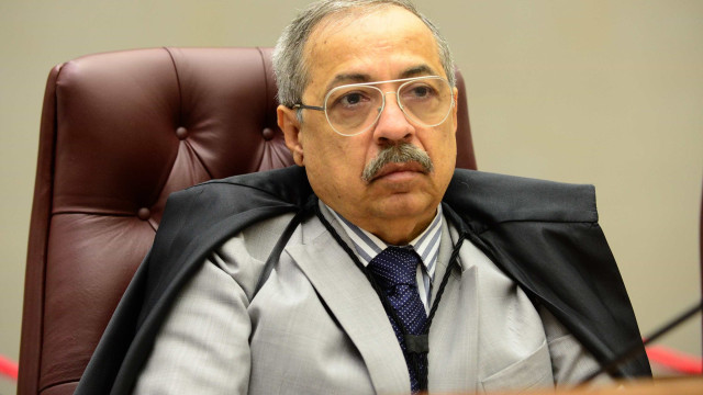 Ministro do STJ afasta desembargadores, juiz, promotora e secretário da BA