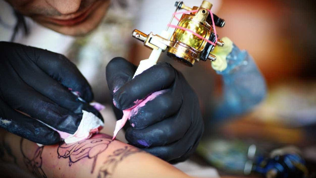 Tatuador multado após cliente morrer de septicemia; estúdio era ilegal