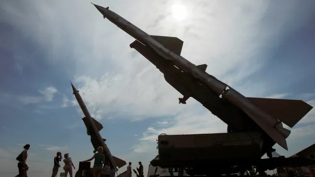Reino Unido promete ajudar Ucrânia a fazer mísseis; Rússia ameaça