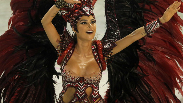Desfile das campeãs do Rio reúne famosos, confira