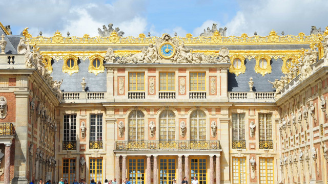 Palácio de Versalhes reabre após incêndio no telhado