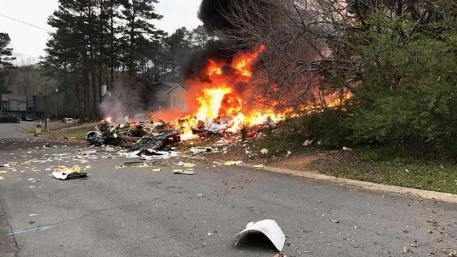 Avião cai sobre casa nos EUA; imóvel explodiu com o impacto