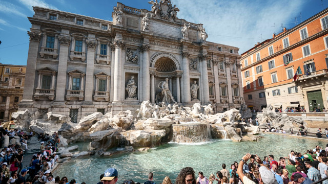 Turista é preso ao tentar gravar nome na Fontana di Trevi