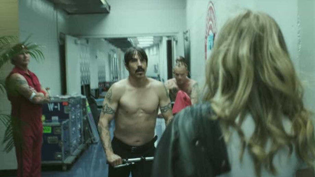 Red Hot Chili Peppers lança videoclipe com atriz de 'Love'