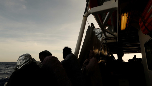 Guarda Costeira dos EUA busca 39 desaparecidos em naufrágio na Flórida