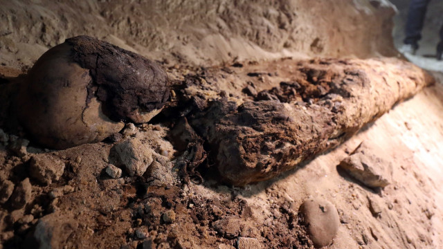 17 múmias são descobertas em 
sepultura subterrânea no Egito