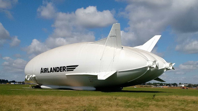 Confira a decolagem do Airlander 10, a maior aeronave do mundo