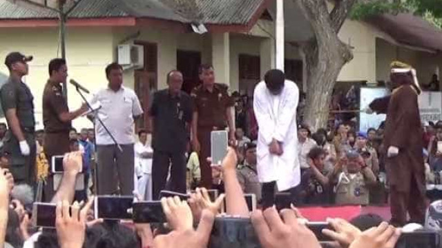 Por serem gays, homens são açoitados em frente a mesquita na Indonésia