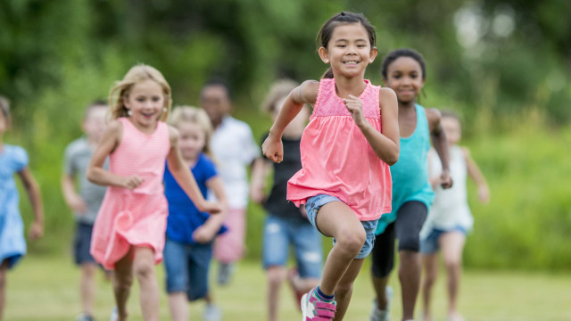 Crianças e jovens devem praticar
exercícios pelo menos 1 hora por dia