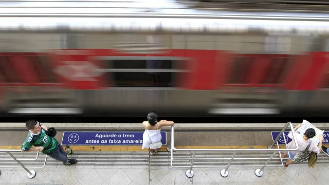 
                    Criança cai em vão entre trem e plataforma de estação da linha 9-esmeralda em SP
                