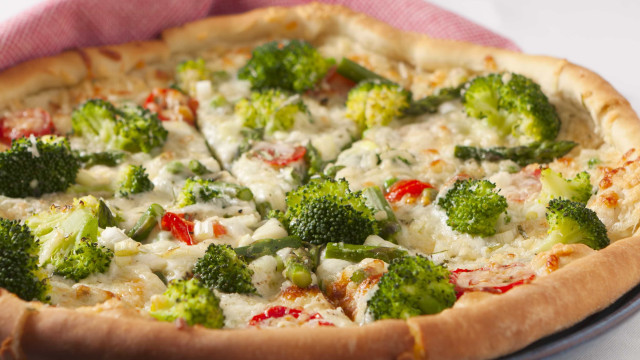 Aprenda a receita fit de pizza integral de brócolis com queijo